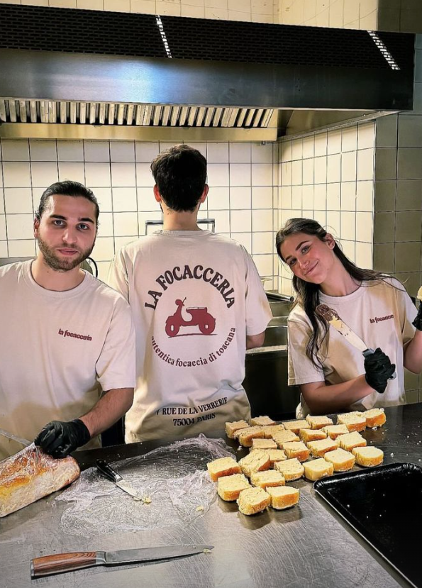 Équipe de La Focacceria préparant les focaccias en cuisine, Paris 4
