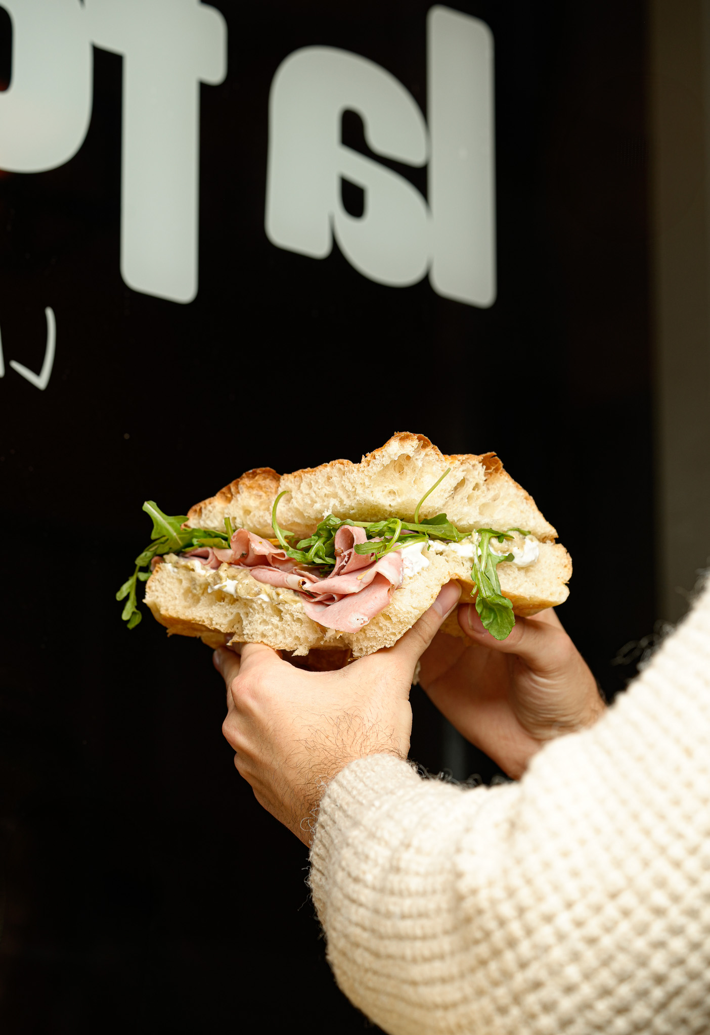 Focaccia à la mortadelle et roquette devant la devanture de La Focacceria, Le Marais Paris