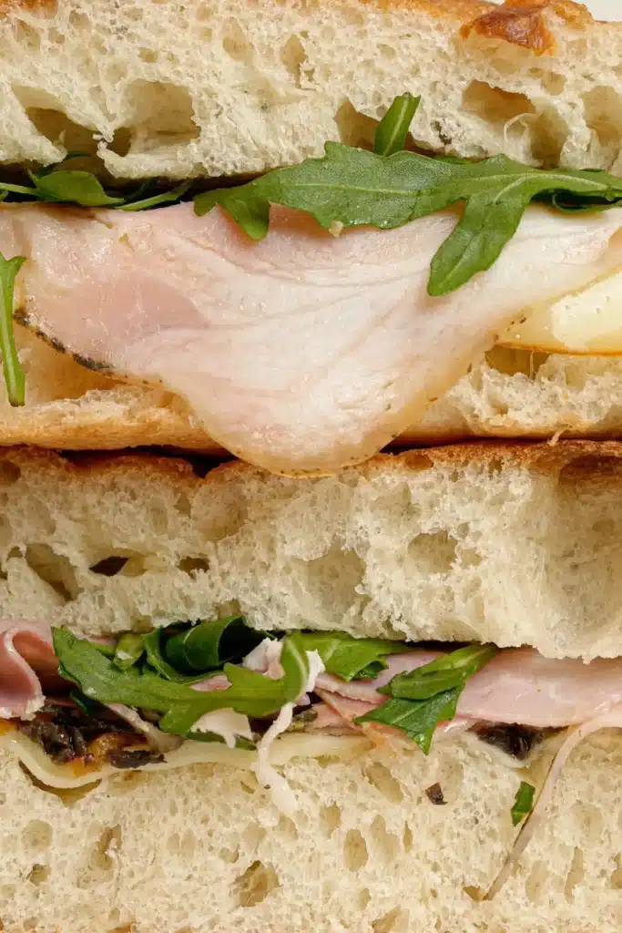 Gros plan sur une focaccia artisanale garnie préparée sur place à la commande – La Focacceria Paris