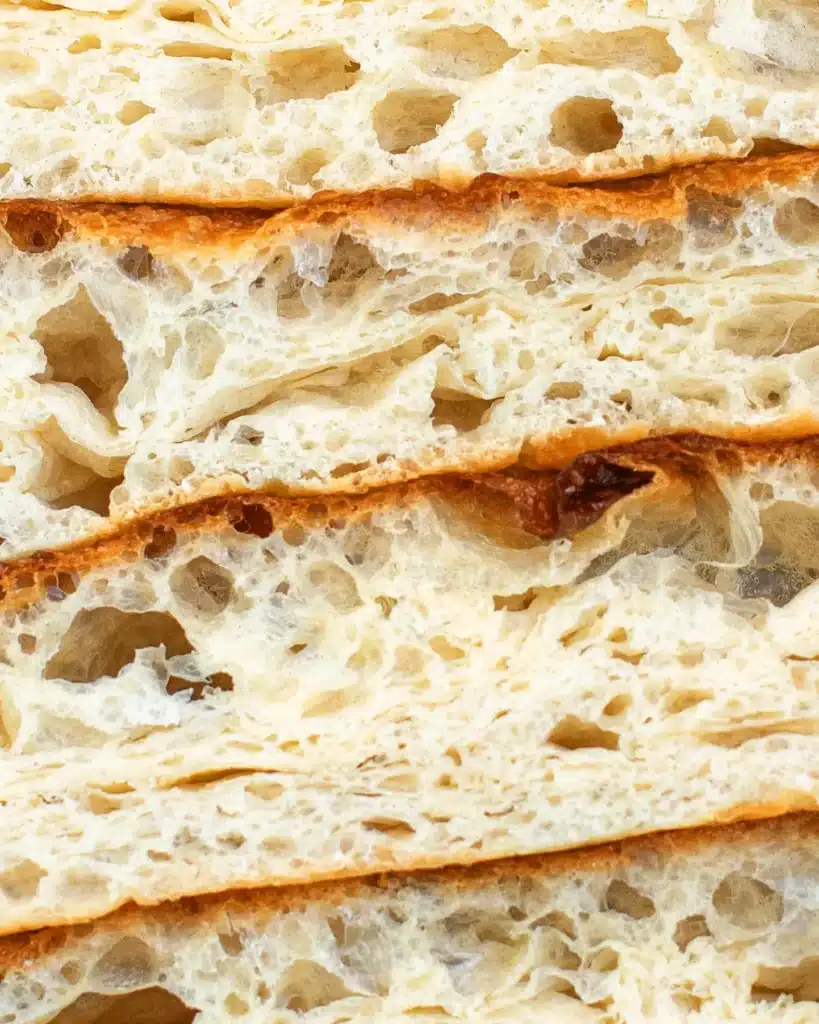 Focaccia traditionnelle italienne maison, gros plan sur la pâte levée et dorée, La Focacceria Marais Paris