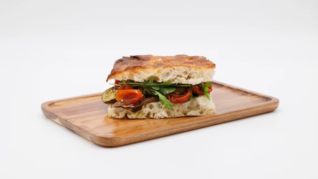 Focaccia Montecatini vegana aux aubergines grillées, courgettes grillées, tomates séchées et roquette — La Focacceria, Paris
